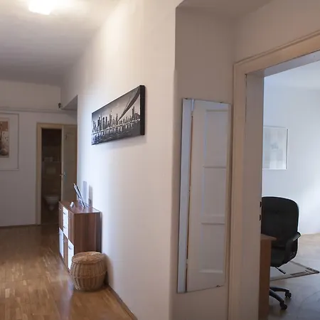 Apartment Spacious 3-bedroom Lev