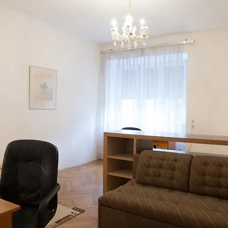 Spacious 3-bedroom Lev 아파트